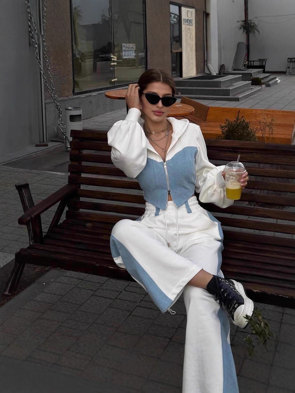 Fashionable and casual hoodie set – consisting of a denim jacket with a hood and a pair of trousers, available as a two-piece set for women.