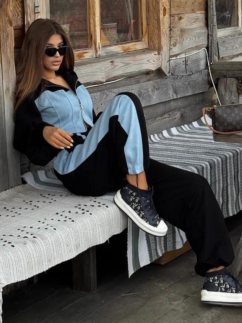 Fashionable and casual hoodie set – consisting of a denim jacket with a hood and a pair of trousers, available as a two-piece set for women.