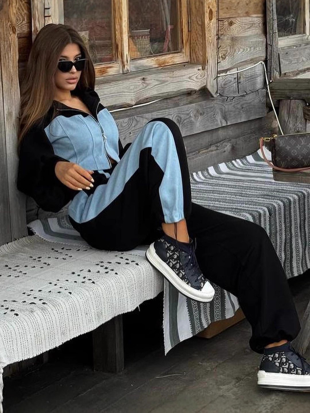 Fashionable and casual hoodie set – consisting of a denim jacket with a hood and a pair of trousers, available as a two-piece set for women.