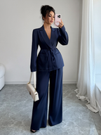 Casual-style women’s outfit consisting of a suit jacket and straight-leg pants, suitable for autumn and winter.