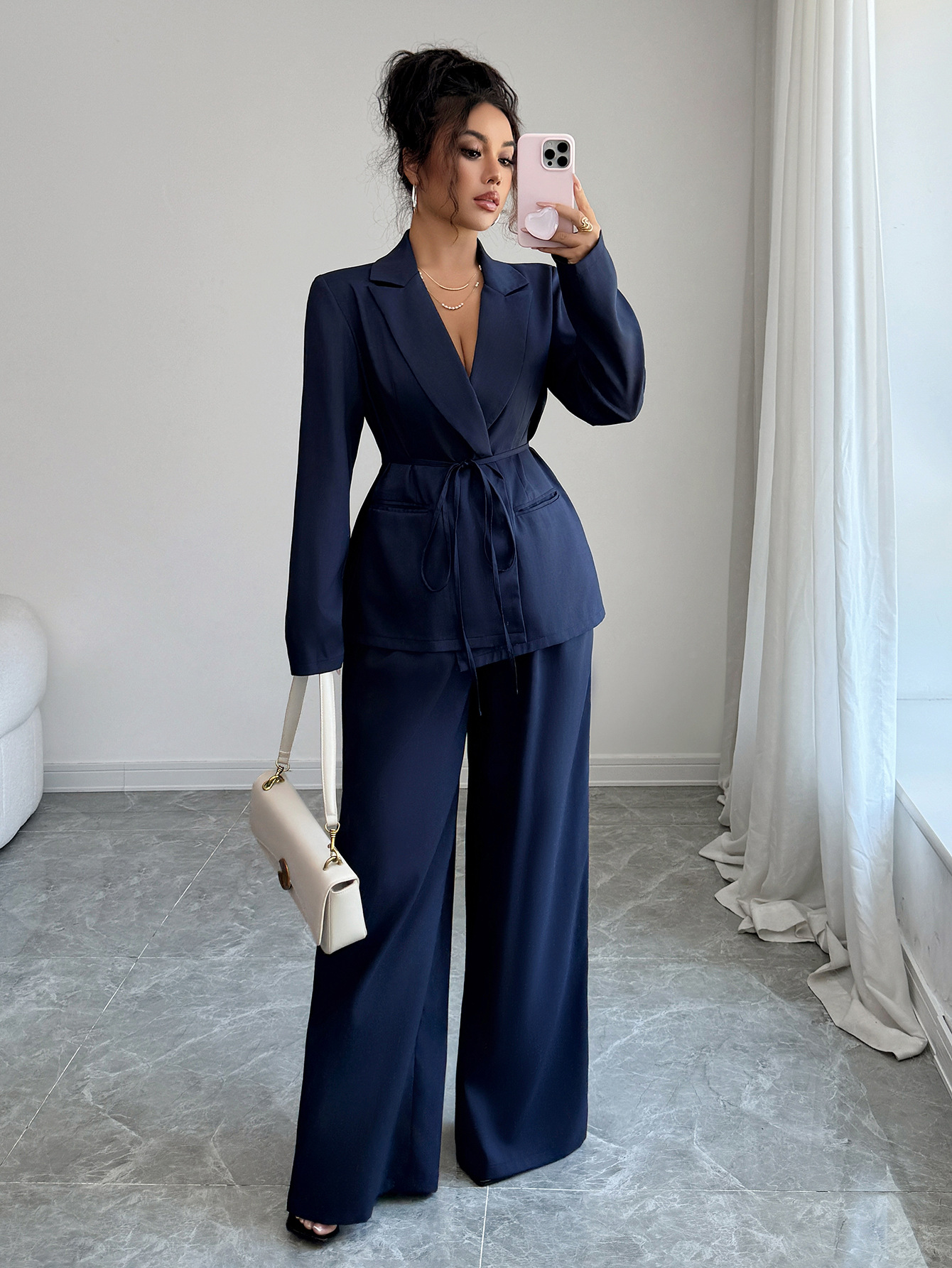 Casual-style women’s outfit consisting of a suit jacket and straight-leg pants, suitable for autumn and winter.