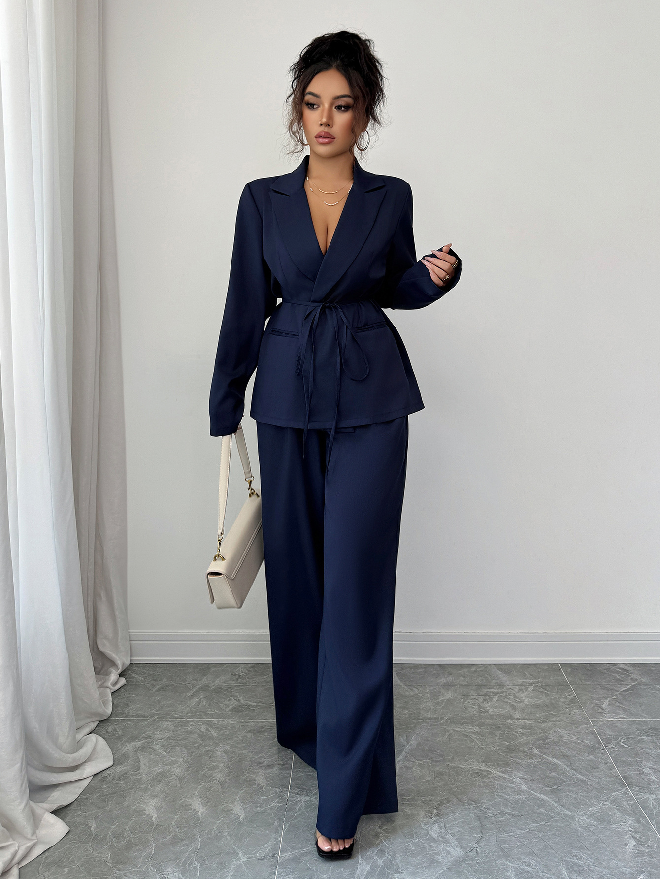 Casual-style women’s outfit consisting of a suit jacket and straight-leg pants, suitable for autumn and winter.