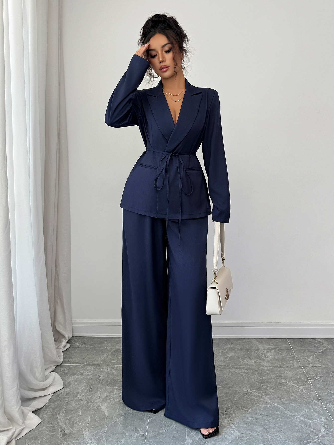 Casual-style women’s outfit consisting of a suit jacket and straight-leg pants, suitable for autumn and winter.