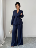 Casual-style women’s outfit consisting of a suit jacket and straight-leg pants, suitable for autumn and winter.