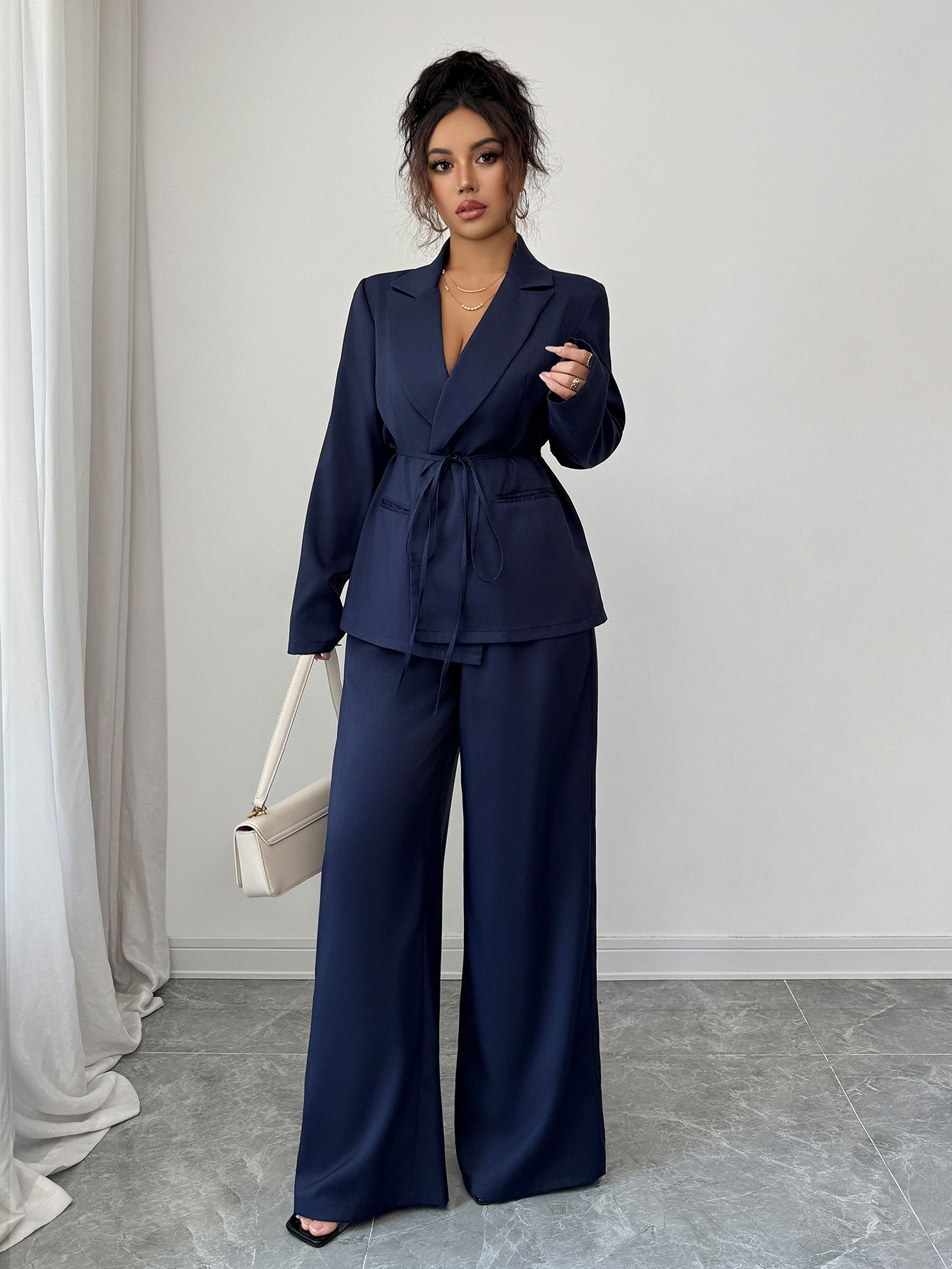 Casual-style women’s outfit consisting of a suit jacket and straight-leg pants, suitable for autumn and winter.