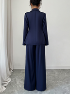 Casual-style women’s outfit consisting of a suit jacket and straight-leg pants, suitable for autumn and winter.