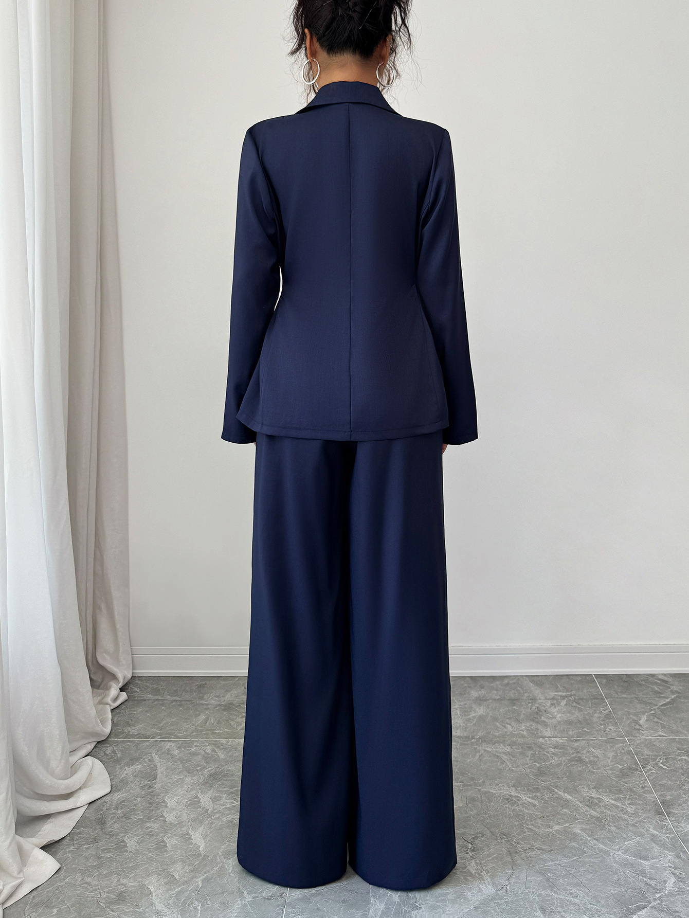 Casual-style women’s outfit consisting of a suit jacket and straight-leg pants, suitable for autumn and winter.