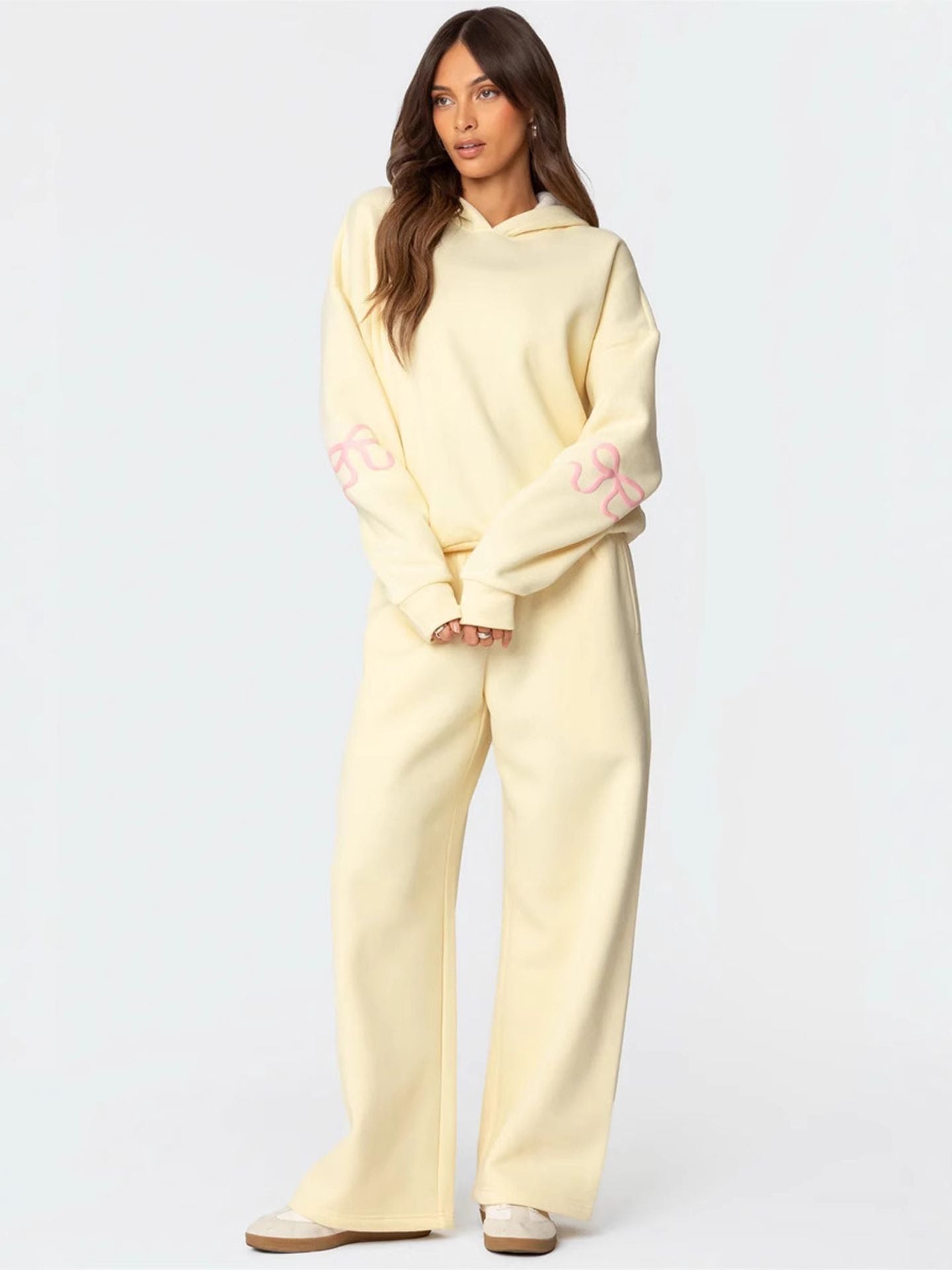 A stylish and casual autumn/winter outfit for women – consisting of a soft, fluffy sweater with a round neckline, as well as straight-leg trousers with elastic waists. The set is perfect for a relaxed and comfortable look.