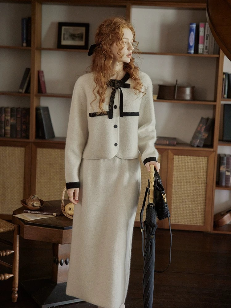 Soft, delicate bow-patterned sweater – a perfect winter outfit for girls with a gentle, soft-looking style.