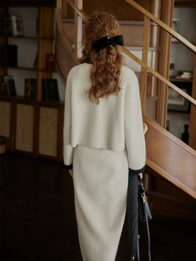Soft, delicate bow-patterned sweater – a perfect winter outfit for girls with a gentle, soft-looking style.
