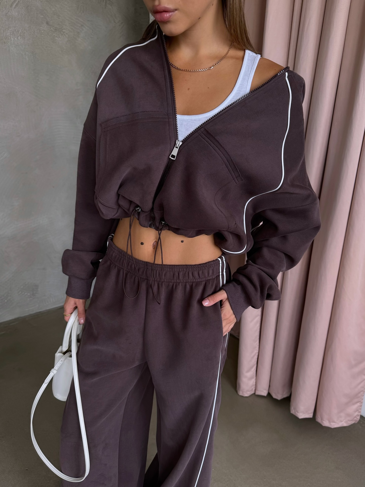 Casual sports outfit for women – a stylish two-piece set consisting of a contrast-colored hooded top and straight-leg trousers, perfect for winter.