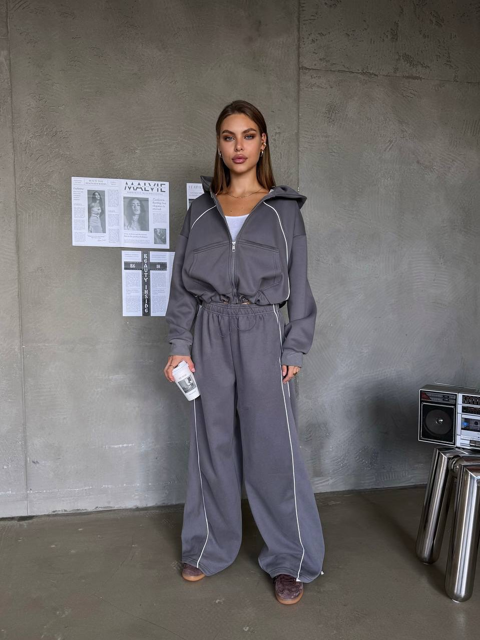 Casual sports outfit for women – a stylish two-piece set consisting of a contrast-colored hooded top and straight-leg trousers, perfect for winter.