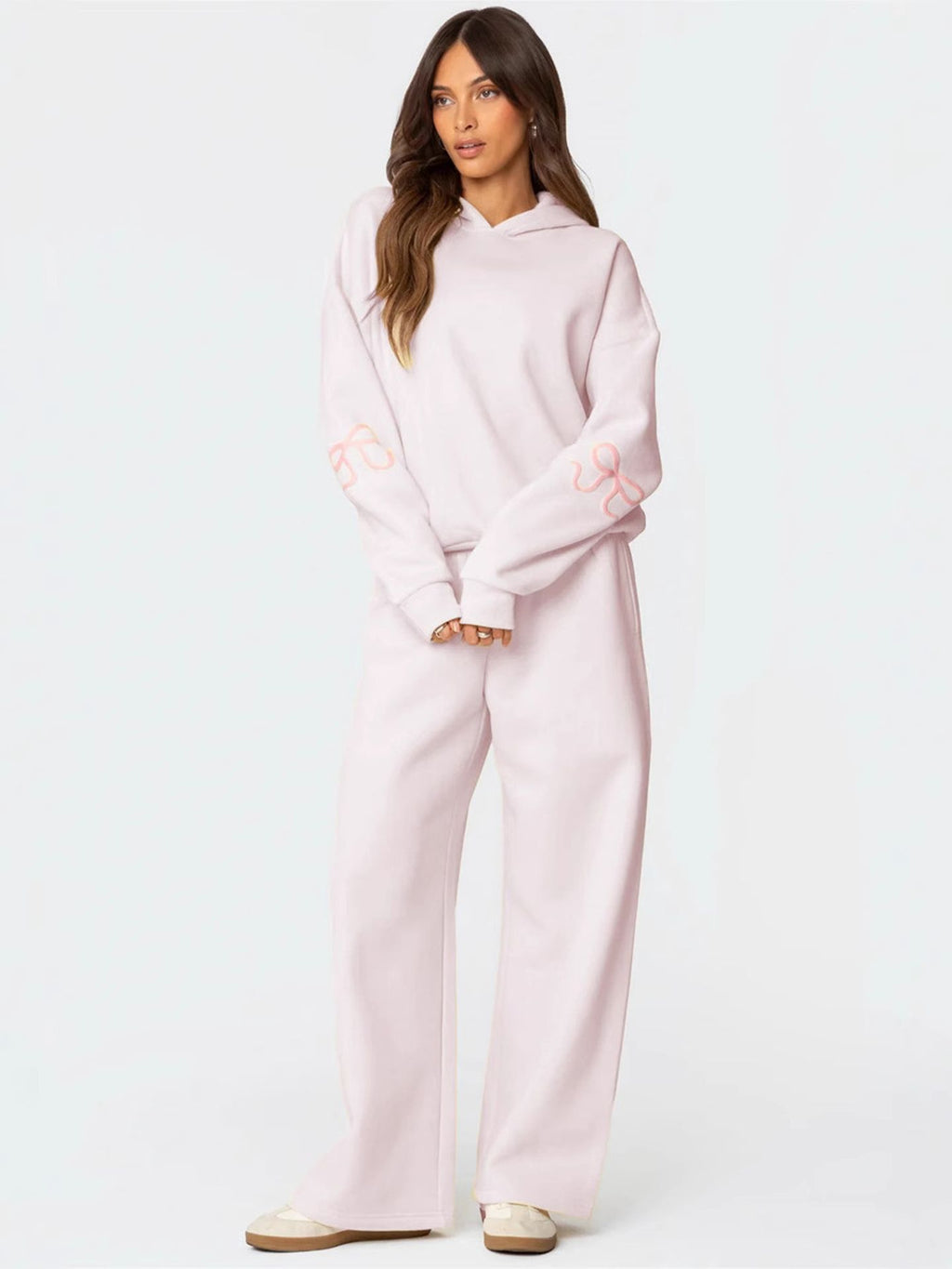 A stylish and casual autumn/winter outfit for women – consisting of a soft, fluffy sweater with a round neckline, as well as straight-leg trousers with elastic waists. The set is perfect for a relaxed and comfortable look.