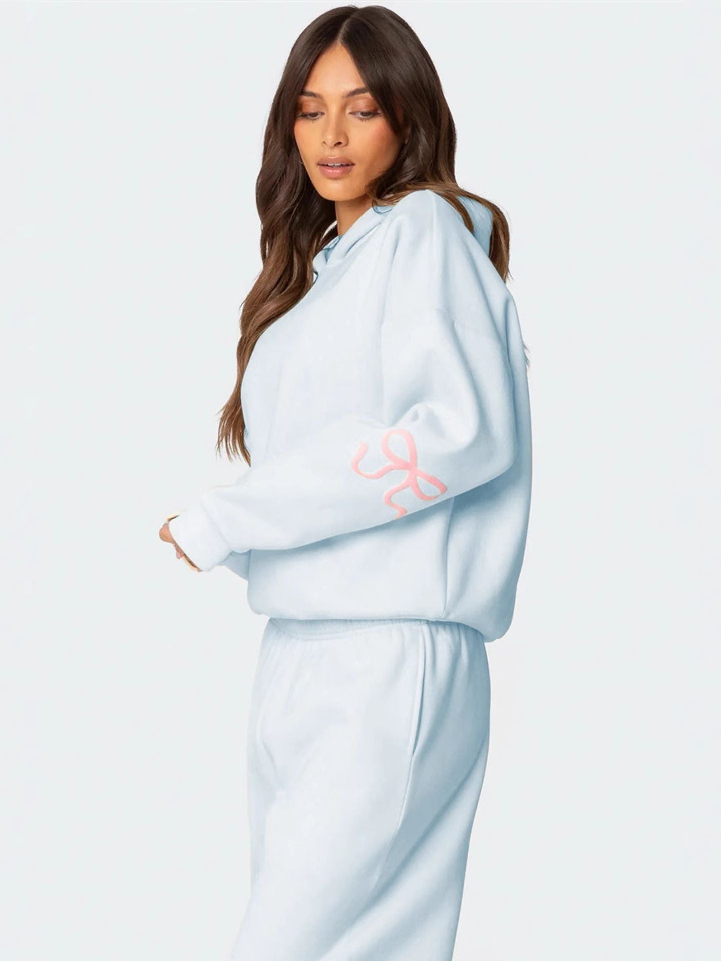 A stylish and casual autumn/winter outfit for women – consisting of a soft, fluffy sweater with a round neckline, as well as straight-leg trousers with elastic waists. The set is perfect for a relaxed and comfortable look.
