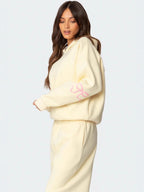 A stylish and casual autumn/winter outfit for women – consisting of a soft, fluffy sweater with a round neckline, as well as straight-leg trousers with elastic waists. The set is perfect for a relaxed and comfortable look.