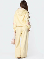 A stylish and casual autumn/winter outfit for women – consisting of a soft, fluffy sweater with a round neckline, as well as straight-leg trousers with elastic waists. The set is perfect for a relaxed and comfortable look.