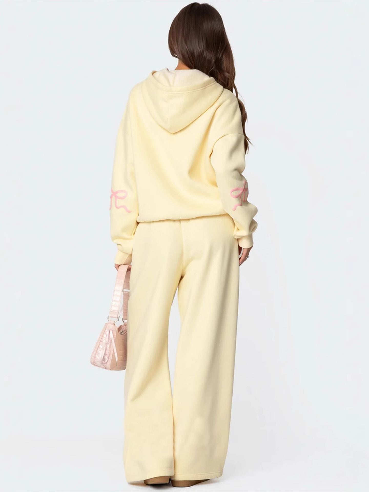 A stylish and casual autumn/winter outfit for women – consisting of a soft, fluffy sweater with a round neckline, as well as straight-leg trousers with elastic waists. The set is perfect for a relaxed and comfortable look.