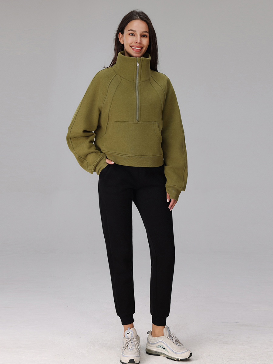 A casual, warm, and comfortable sweatshirt for running in autumn and winter – featuring a high-neck design, a zipper halfway up the garment, and a padded, thicker fabric.