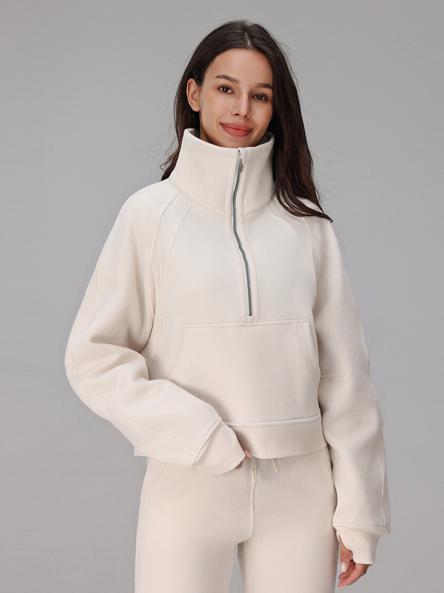 A casual, warm, and comfortable sweatshirt for running in autumn and winter – featuring a high-neck design, a zipper halfway up the garment, and a padded, thicker fabric.
