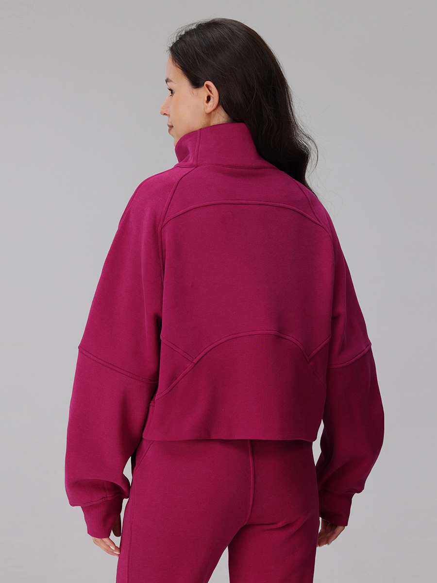 A casual, warm, and comfortable sweatshirt for running in autumn and winter – featuring a high-neck design, a zipper halfway up the garment, and a padded, thicker fabric.