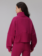 A casual, warm, and comfortable sweatshirt for running in autumn and winter – featuring a high-neck design, a zipper halfway up the garment, and a padded, thicker fabric.