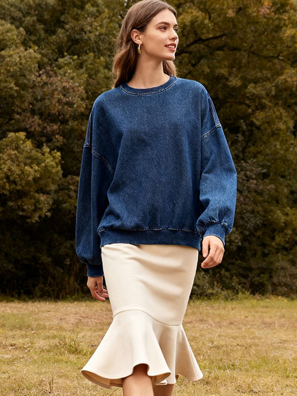French-style long-sleeved, high-end, and luxurious women’s clothing. Casual, round-necked, cotton sweater with thick fabric; perfect for autumn and winter.