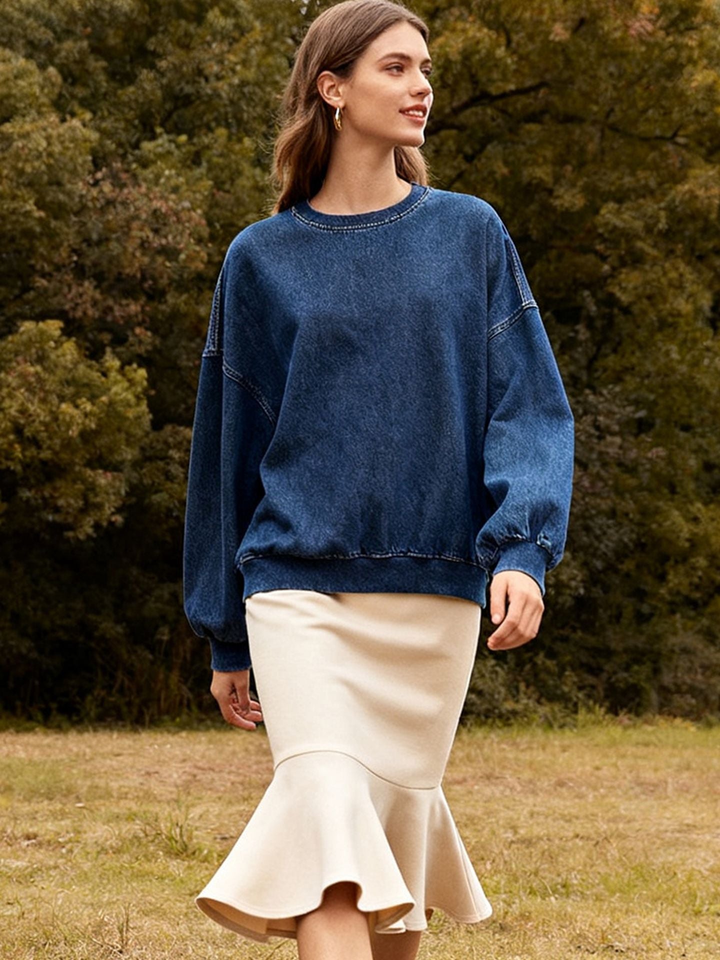 French-style long-sleeved, high-end, and luxurious women’s clothing. Casual, round-necked, cotton sweater with thick fabric; perfect for autumn and winter.