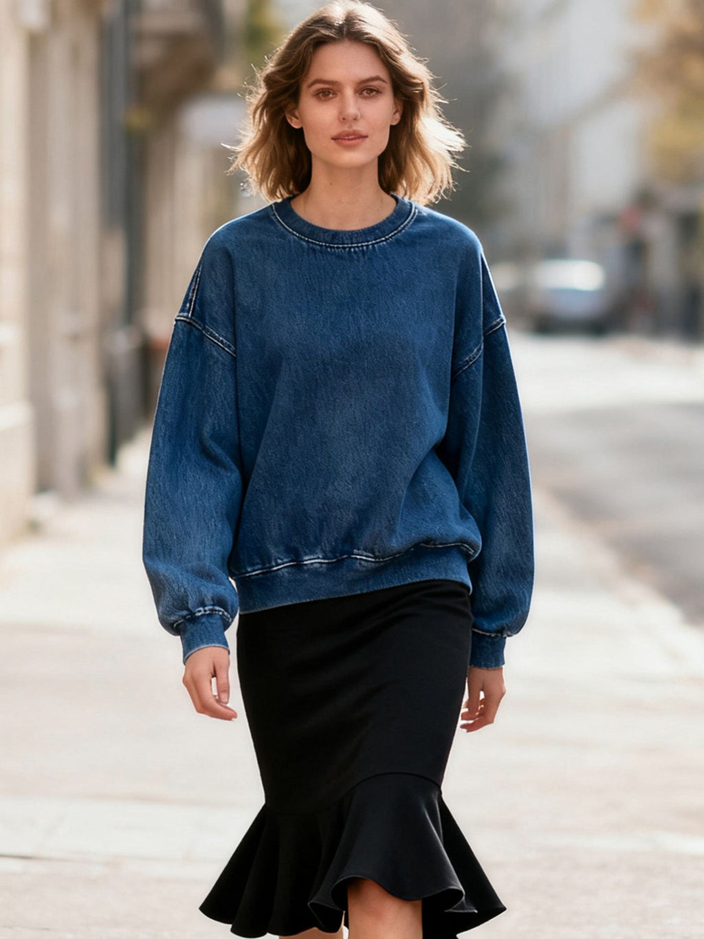 French-style long-sleeved, high-end, and luxurious women’s clothing. Casual, round-necked, cotton sweater with thick fabric; perfect for autumn and winter.