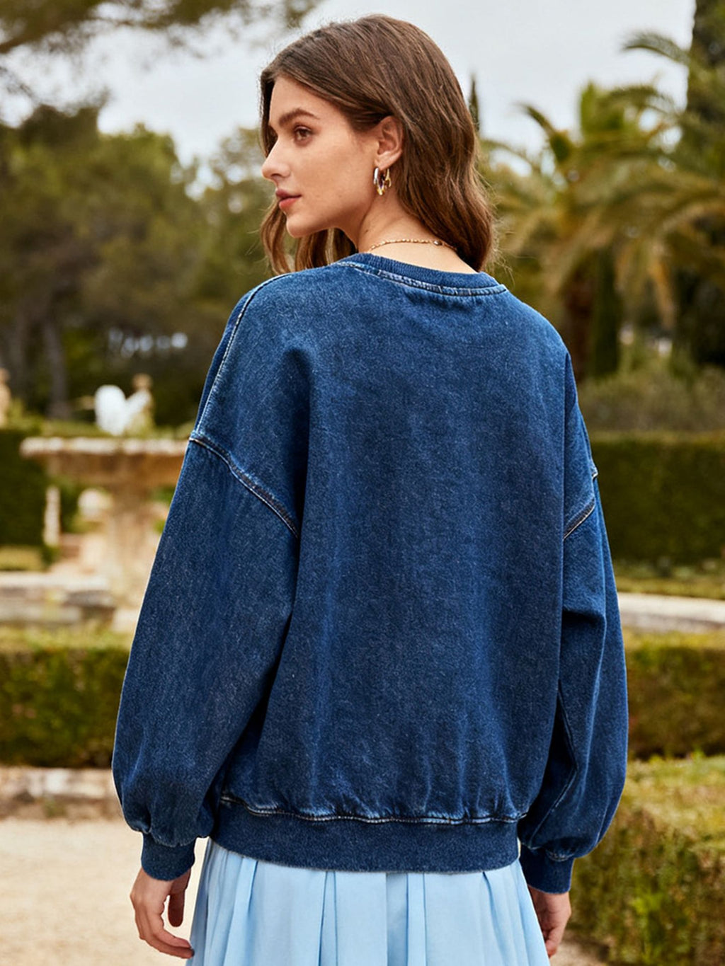 French-style long-sleeved, high-end, and luxurious women’s clothing. Casual, round-necked, cotton sweater with thick fabric; perfect for autumn and winter.