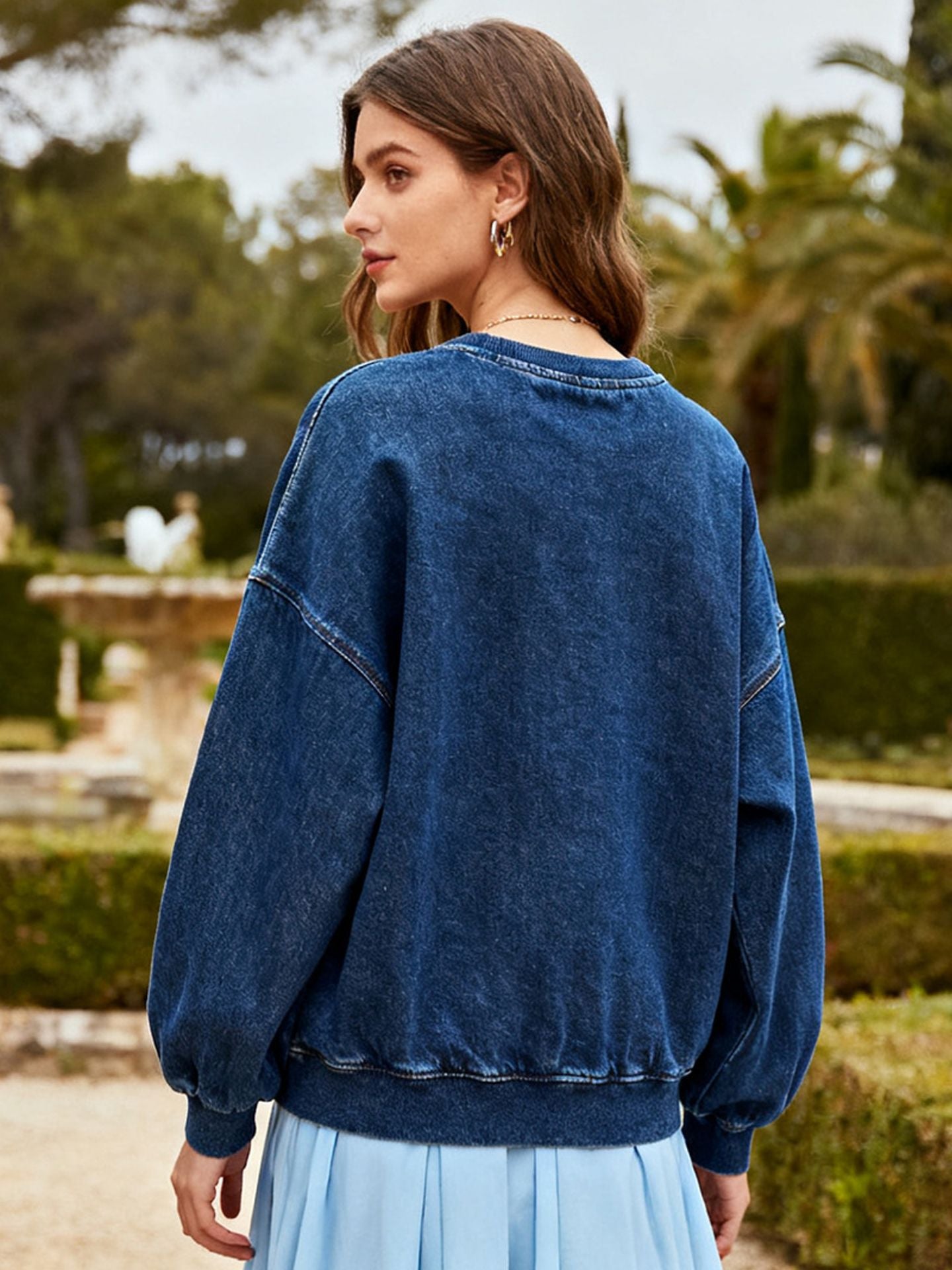 French-style long-sleeved, high-end, and luxurious women’s clothing. Casual, round-necked, cotton sweater with thick fabric; perfect for autumn and winter.