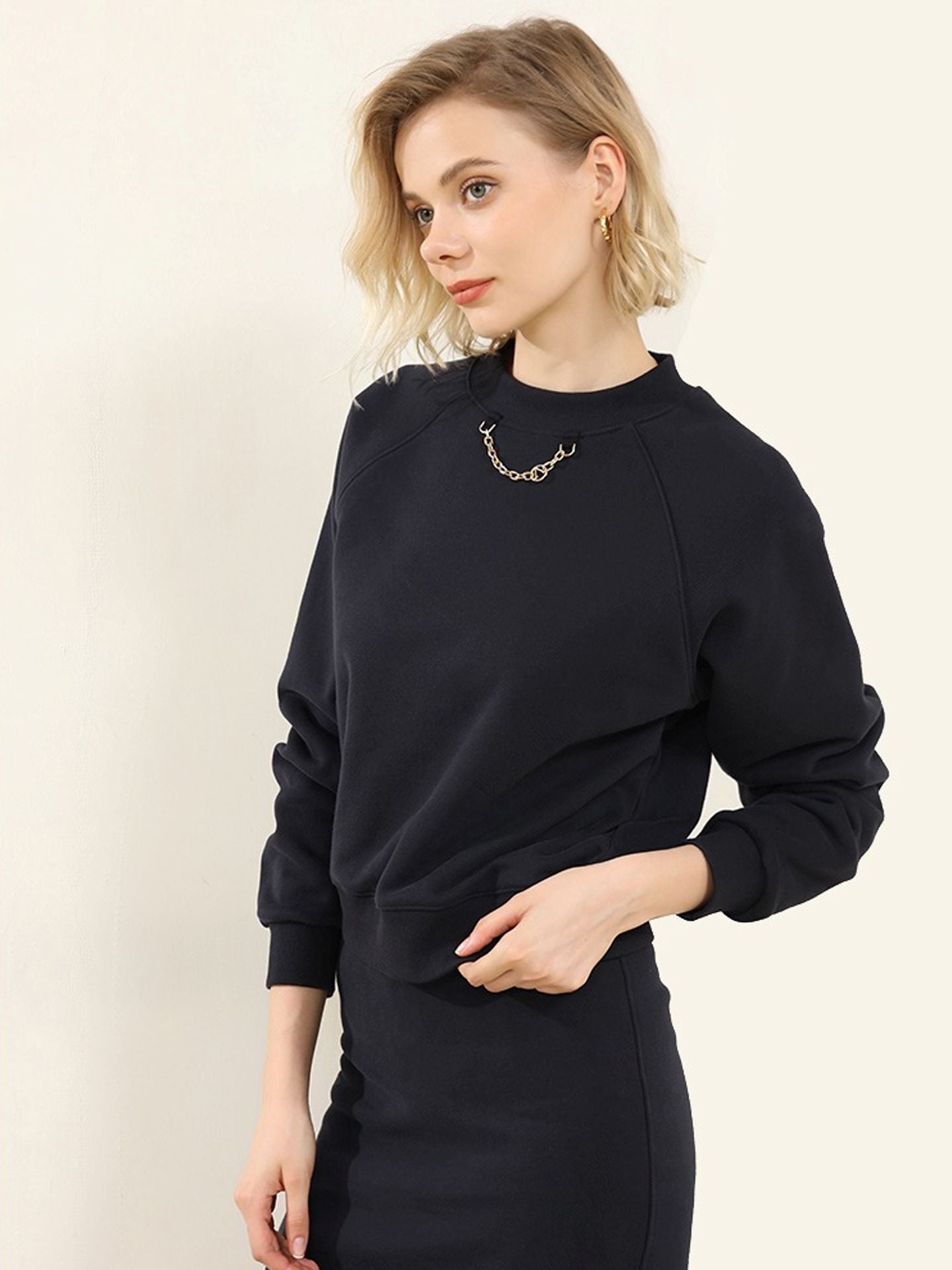 New autumn/winter women’s long-sleeved, thin-fleece sweaters with round necks and metal chains. These sweaters feature a simple, monochromatic design and are designed to be loose-fitting.