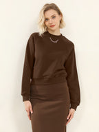 New autumn/winter women’s long-sleeved, thin-fleece sweaters with round necks and metal chains. These sweaters feature a simple, monochromatic design and are designed to be loose-fitting.