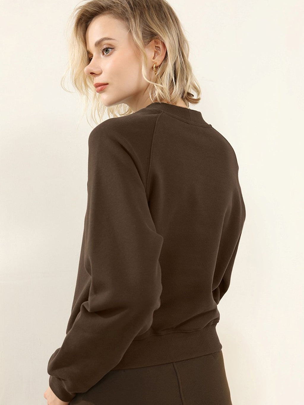 New autumn/winter women’s long-sleeved, thin-fleece sweaters with round necks and metal chains. These sweaters feature a simple, monochromatic design and are designed to be loose-fitting.