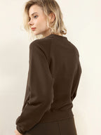 New autumn/winter women’s long-sleeved, thin-fleece sweaters with round necks and metal chains. These sweaters feature a simple, monochromatic design and are designed to be loose-fitting.
